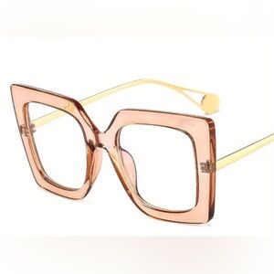 Cute retro large shades!! 🤍